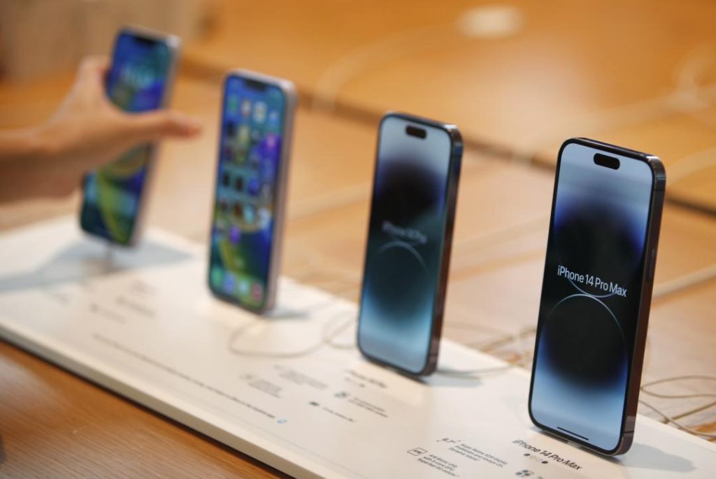 Apple Smashes Expectations: iPhone Sales Soar, Future Looks Bright! Apple Smashes Expectations: iPhone Sales Soar, Future Looks Bright!